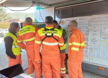 Incendio sul Monte Faeta: Persistono alcuni punti critici. Fiamme anche a Massarosa.