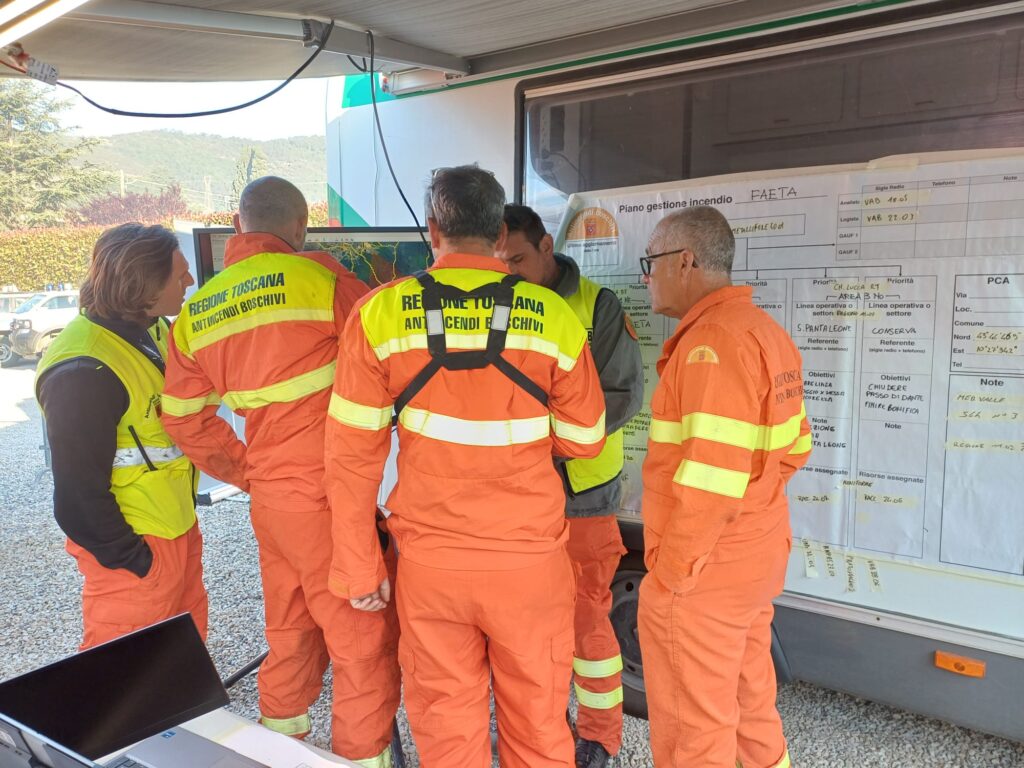 Incendio sul Monte Faeta: Persistono alcuni punti critici. Fiamme anche a Massarosa.