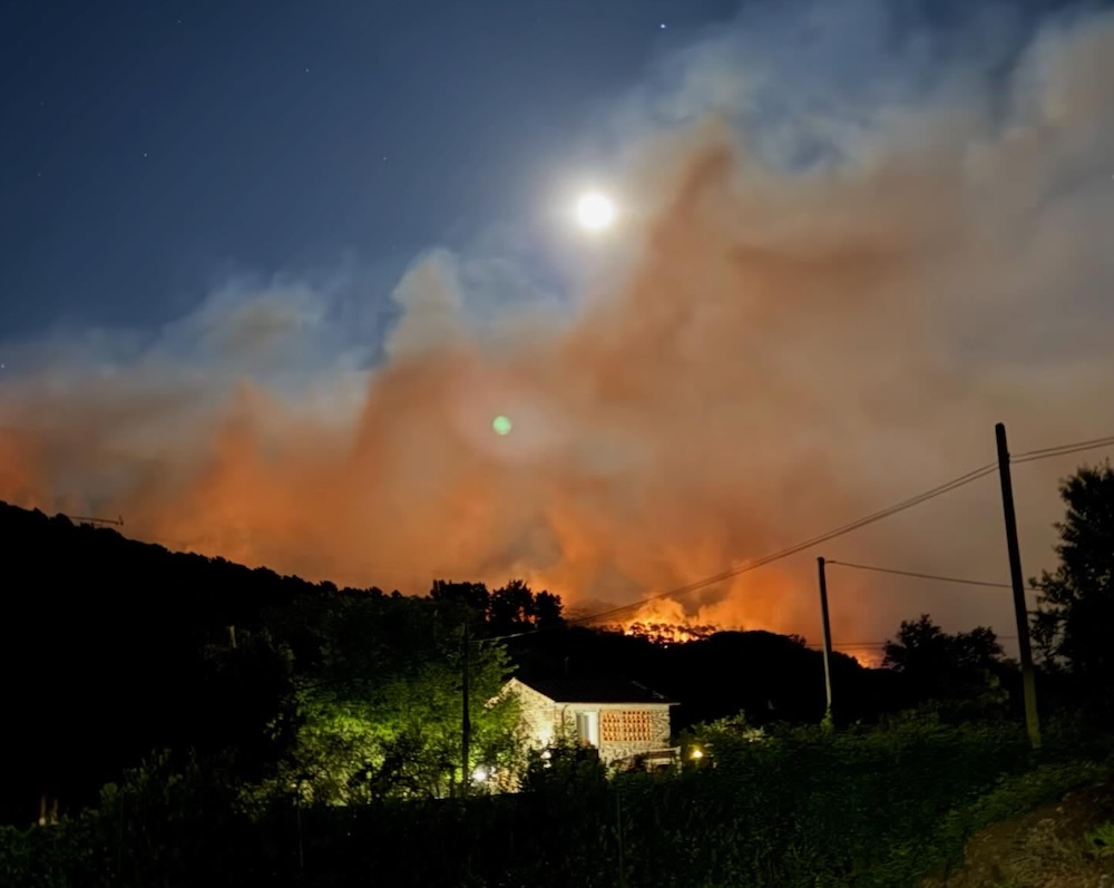 Incendio sul Monte Faeta: emergenza tra Lucca e Pisa, aumentano le persone evacuate.