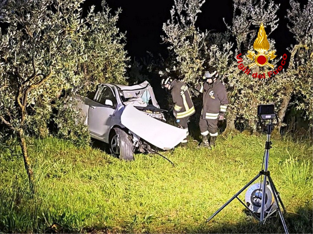 Incidente stradale a Montepulciano: un 31enne perde la vita, un altro conducente ferito.