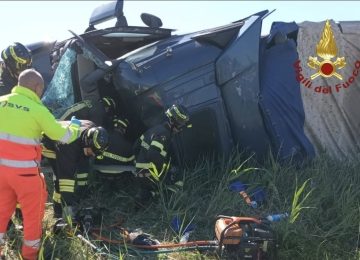 Incidente sulla Fi-Pi-Li a Livorno: Camion ribaltato, soccorso l'autista