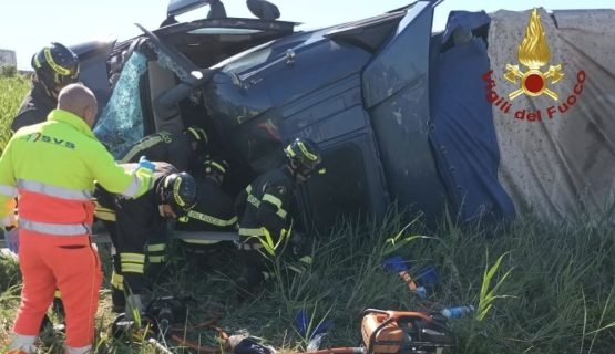 Incidente sulla Fi-Pi-Li a Livorno: Camion ribaltato, soccorso l'autista