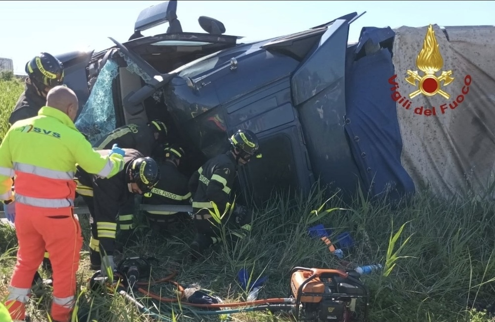 Incidente sulla Fi-Pi-Li a Livorno: Camion ribaltato, soccorso l'autista