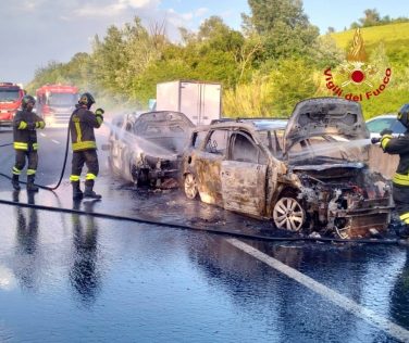 Incidente sulla FiPiLi: due auto in fiamme a Lastra a Signa