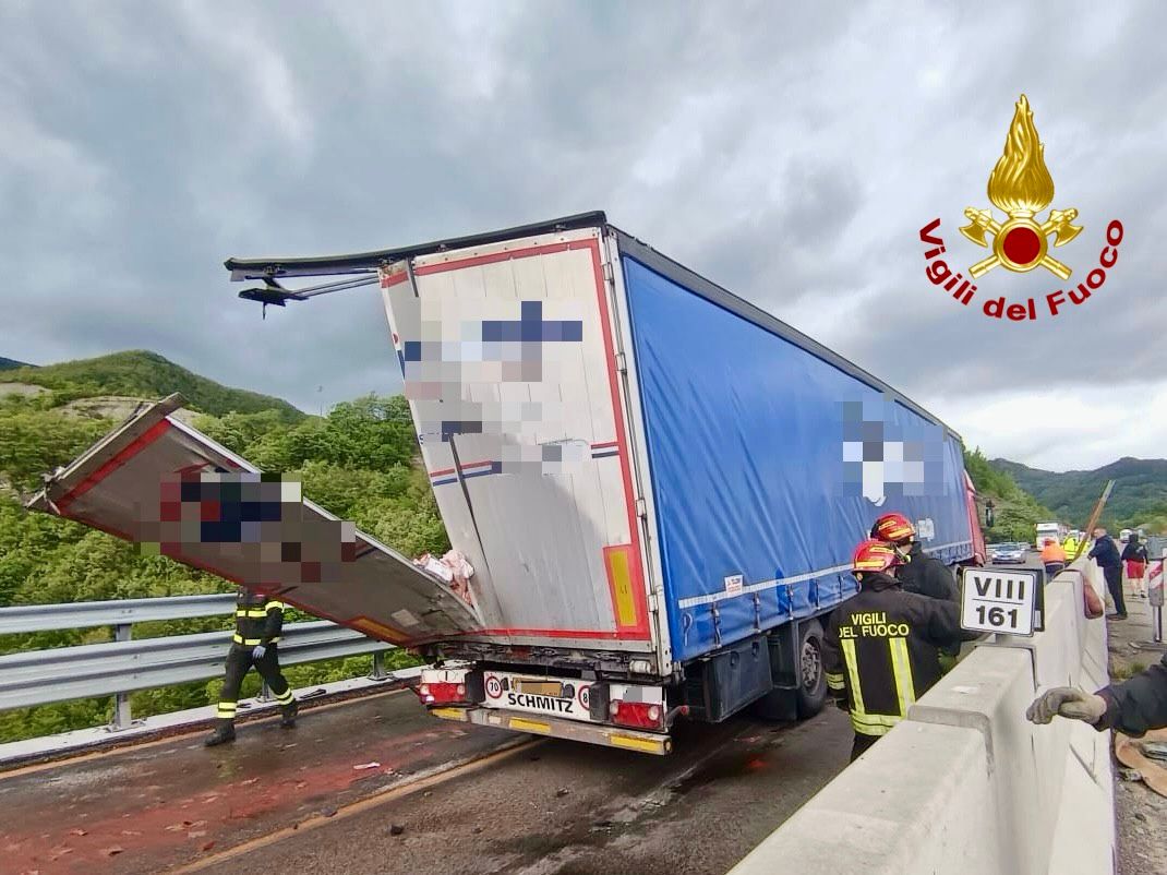 Incidente tra due tir sulla E45 a Valsavignone, traffico bloccato