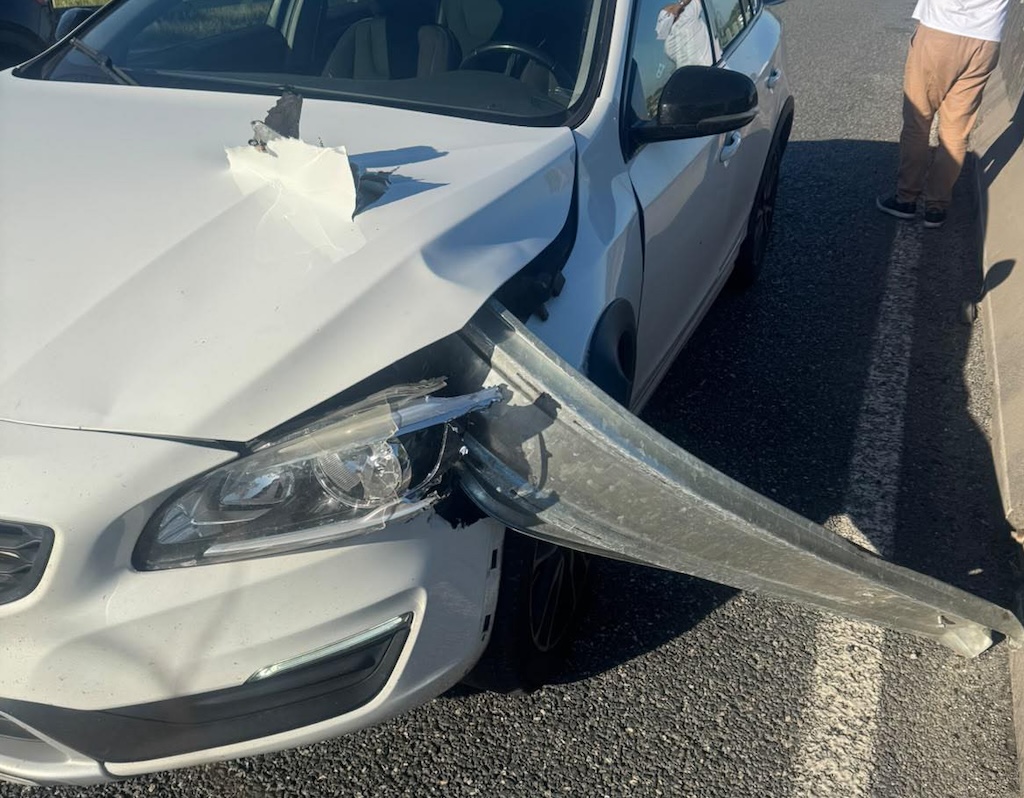 Lamiera colpisce un'auto sulla Fi-Pi-Li, l'autista chiede: "Aiutatemi a ricostruire l'accaduto"