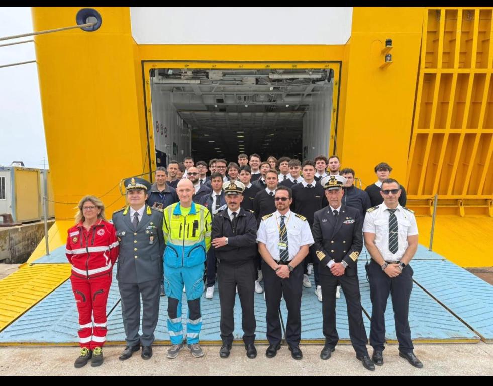 Livorno, grande esercitazione della Guardia Costiera: simulato attacco armato a un traghetto