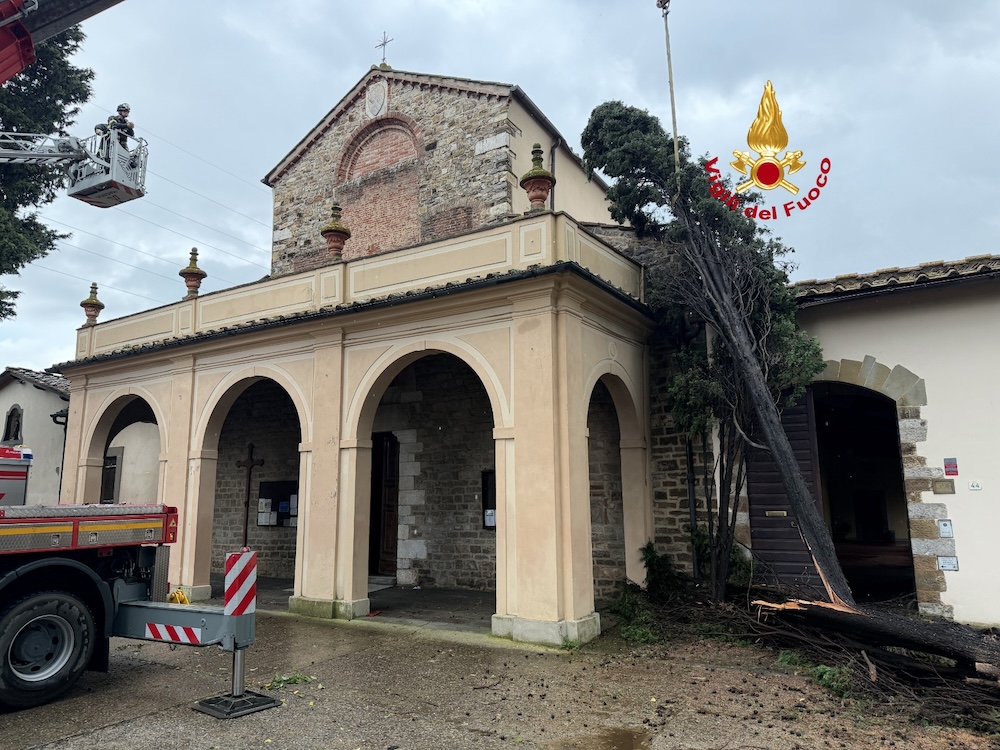 Maltempo in provincia di Firenze: un cipresso cade sulla pieve a Scandicci, allagamenti a Castelfiorentino