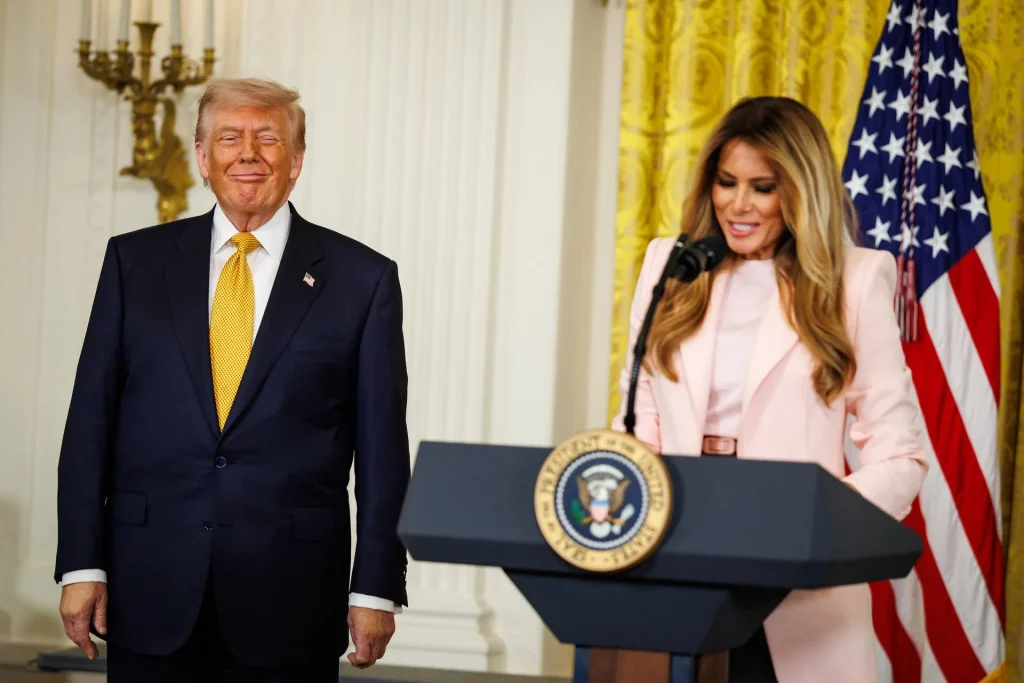 Melania loda l'“empatia” di Trump, ma il pubblico scoppia a ridere: il video diventa virale