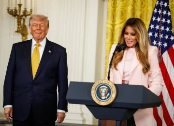 Melania loda l'“empatia” di Trump, ma il pubblico scoppia a ridere: il video diventa virale