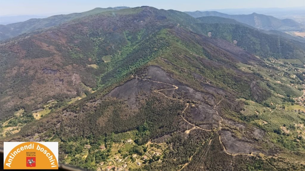Incendio, fermato il fronte delle fiamme sul Monte Faeta. A Massarosa rogo circoscritto a sette ettari.