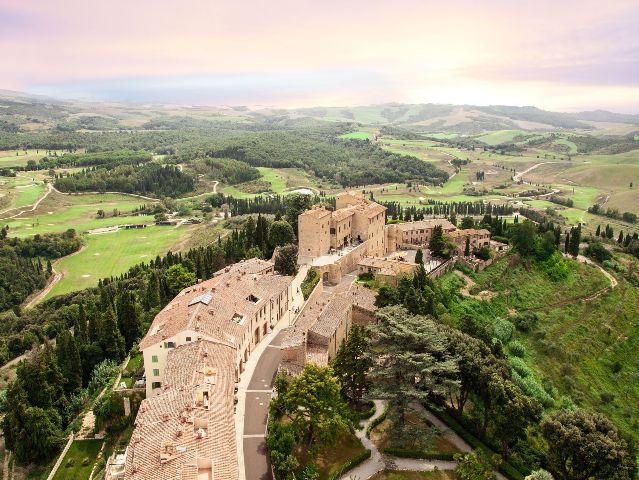 Nel Borgo di Castelfalfi: Due Mesi di Eventi tra Arte, Vino e Musica