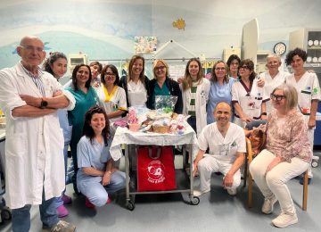 Nottola dona cappellini e copertine ai piccoli pazienti della Neonatologia