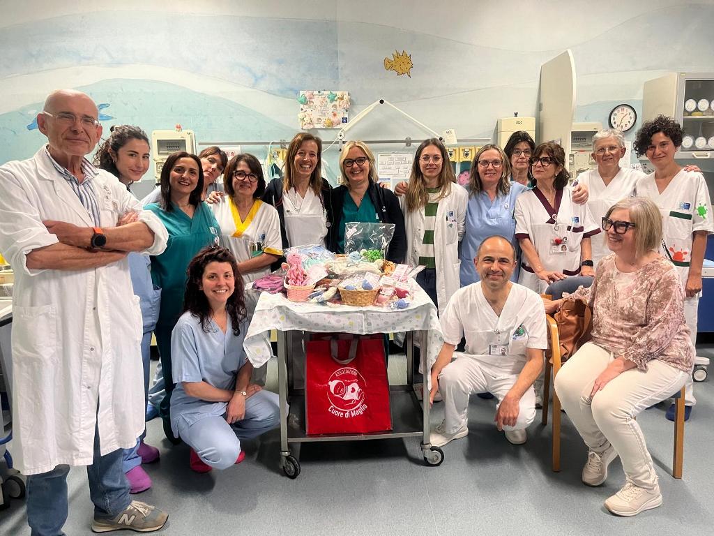 Nottola dona cappellini e copertine ai piccoli pazienti della Neonatologia
