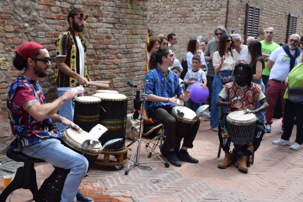 Numerose persone a Certaldo per 'Borgo e Musica'