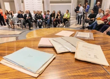 Opuscoli danneggiati dall'alluvione del '66 'rinascano' grazie a studenti e volontari