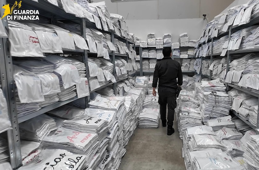 Prato, sequestrati oltre 4.000 articoli di maglieria contraffatti