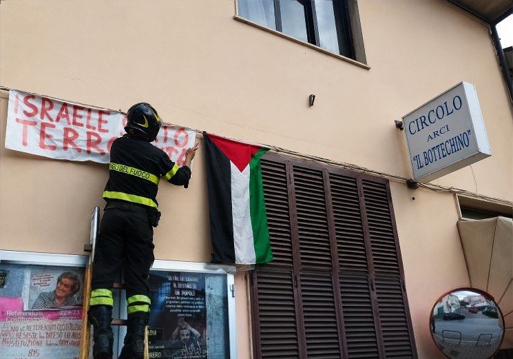 Rimosso striscione contro Israele a Il Botteghino: "Un sopruso che non ci intimorisce"