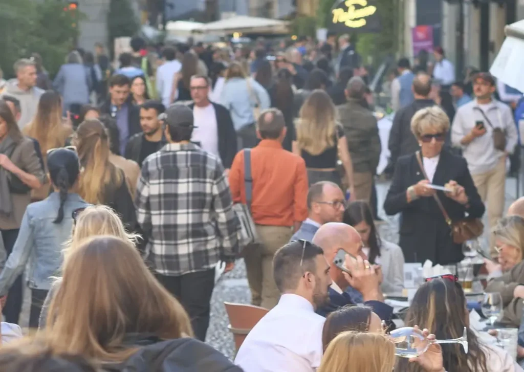 Ristorazione: Gen Z al vertice della spesa in UE, ma si prevede un calo dei consumi