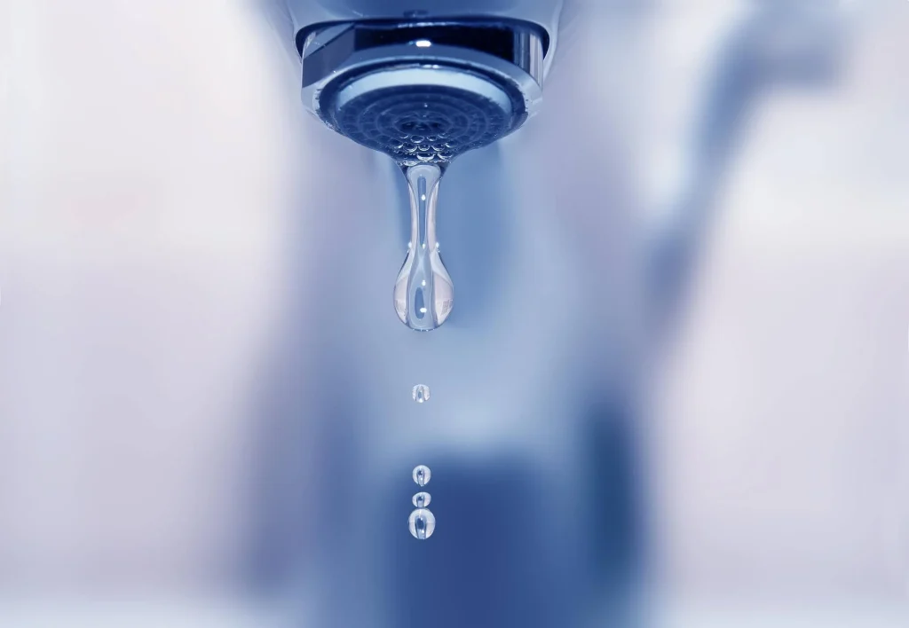 Salute, l'esperto: "L'acqua è benefica anche per i denti e il sorriso"
