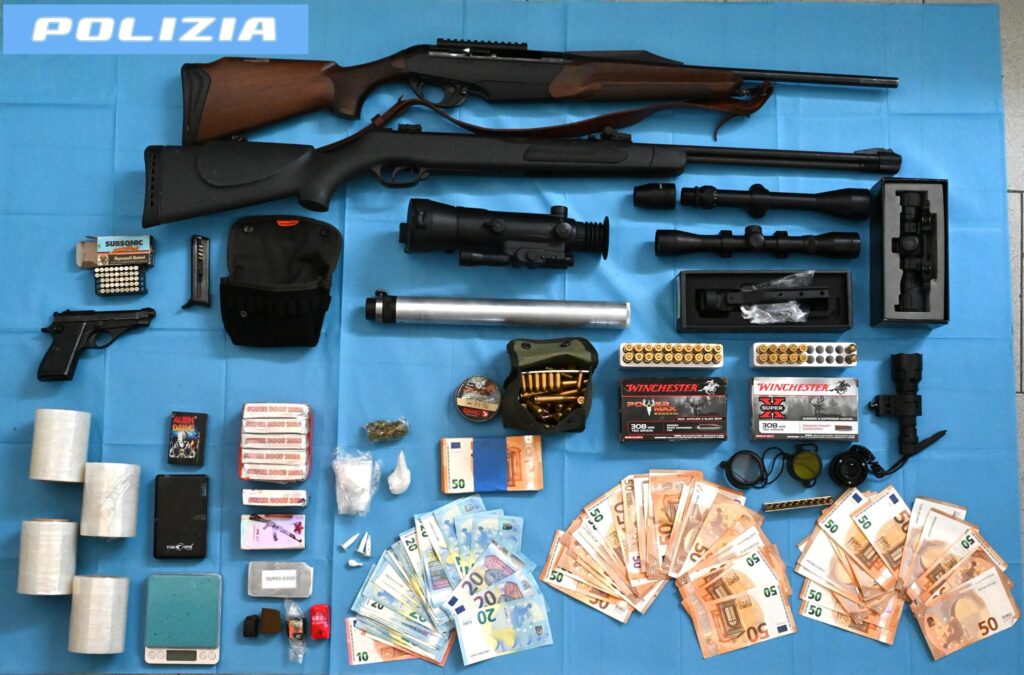 Scoperta in casa una rete di oltre 800 grammi di hashish e armi illegali: arrestato un 51enne a Pisa