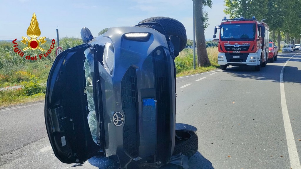 Si schianta con l'auto contro un platano: donna ferita a Calcinai.