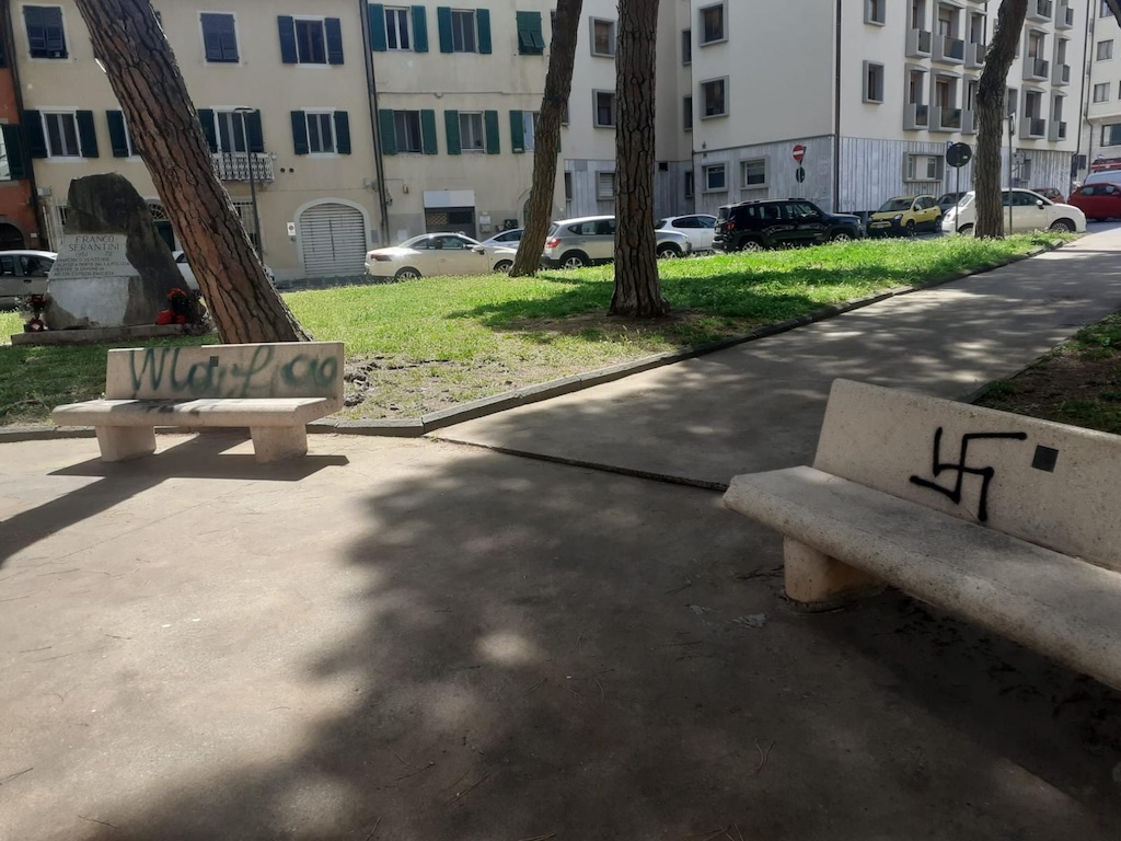 Simboli fascisti sulla lapide di Franco Serantini a Pisa