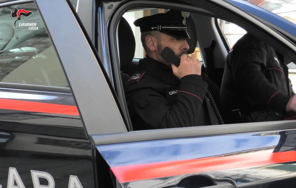 Tentato furto in auto e atti osceni: denunciato un 45enne in Versilia