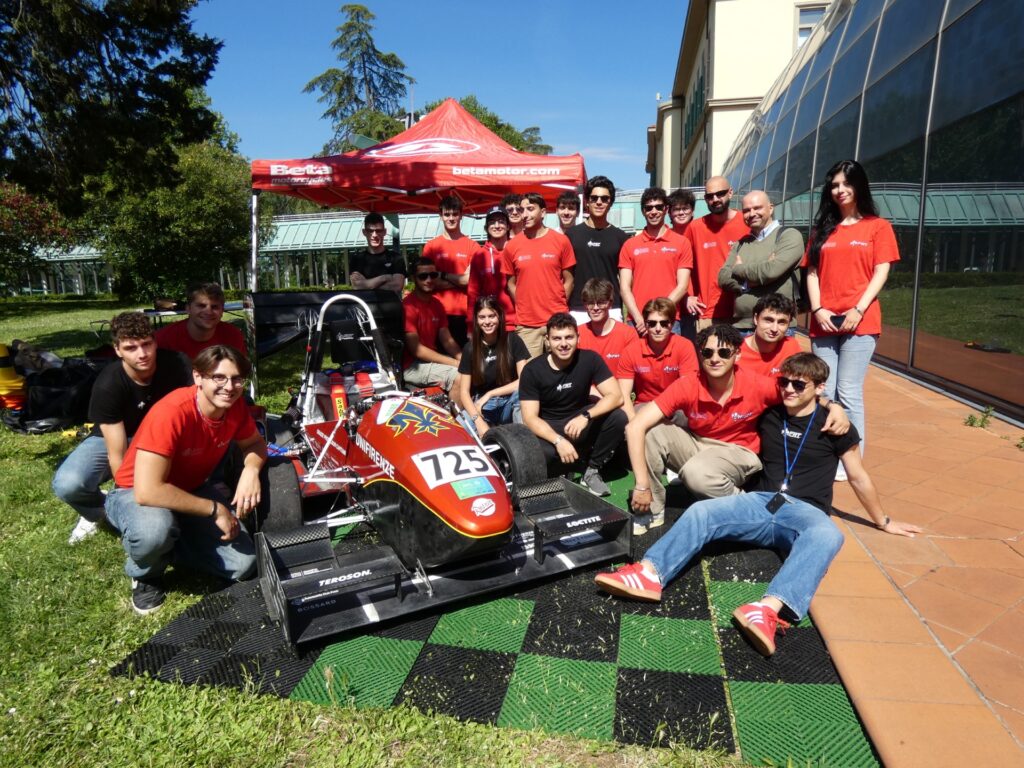 Una monoposto al Meyer: i pazienti incontrano il Firenze Race Team