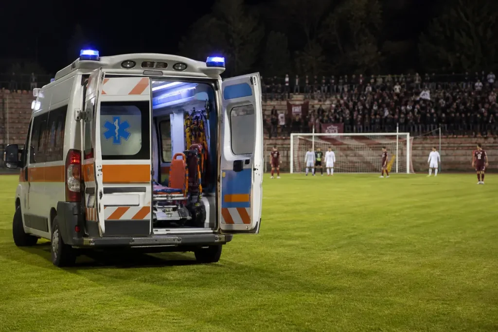 Cade da un’altezza di 4 metri durante la partita e viene portato in ospedale – OK! Mugello