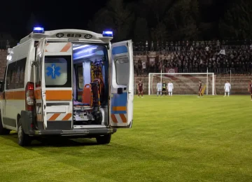 Cade da un’altezza di 4 metri durante la partita e viene portato in ospedale – OK! Mugello