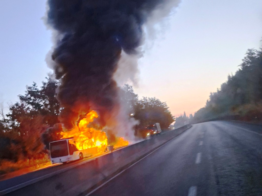 Autobus in fiamme sulla Fi-Pi-Li tra Lastra a Signa e Ginestra, nessun ferito