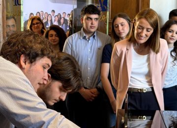 Roberta Metsola in Toscana: visita alla Piaggio di Pontedera e alla Fondazione Andrea Bocelli
