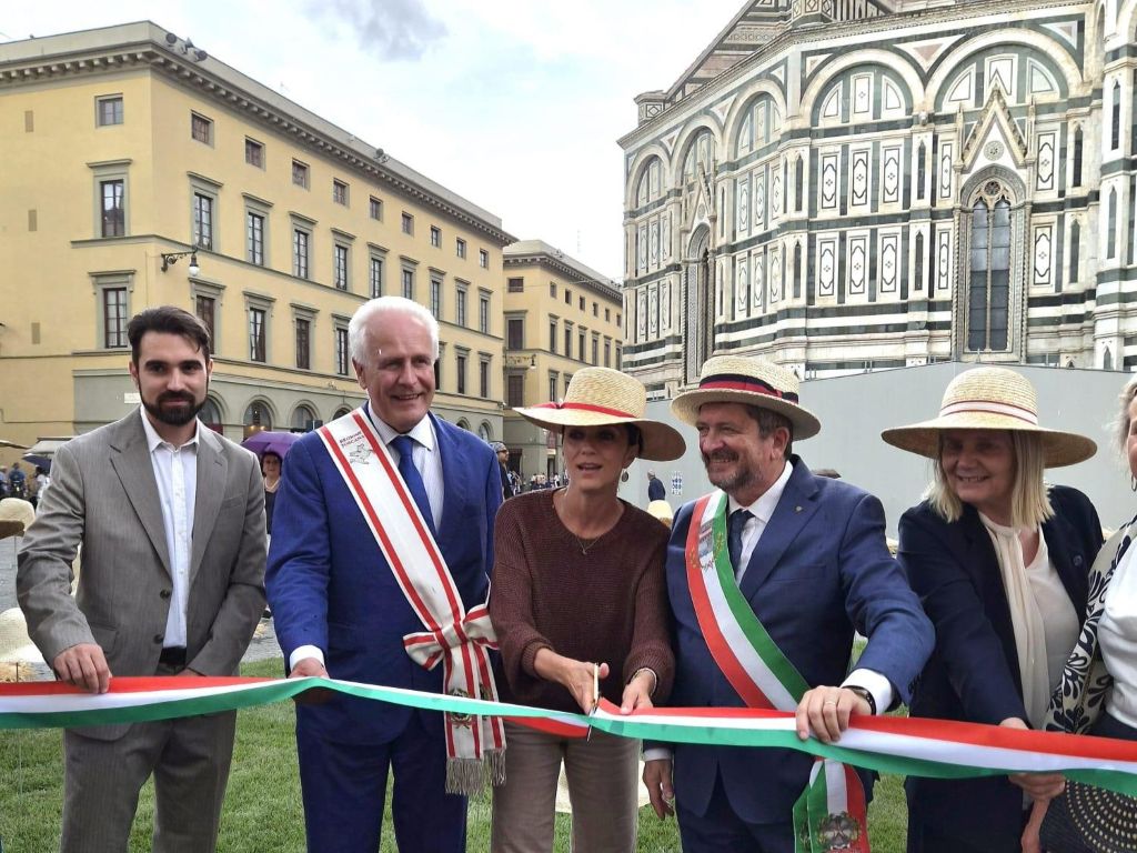 2 Giugno: Un Prato di Cappelli in Piazza Duomo per Festeggiare gli 80 Anni del Voto Femminile