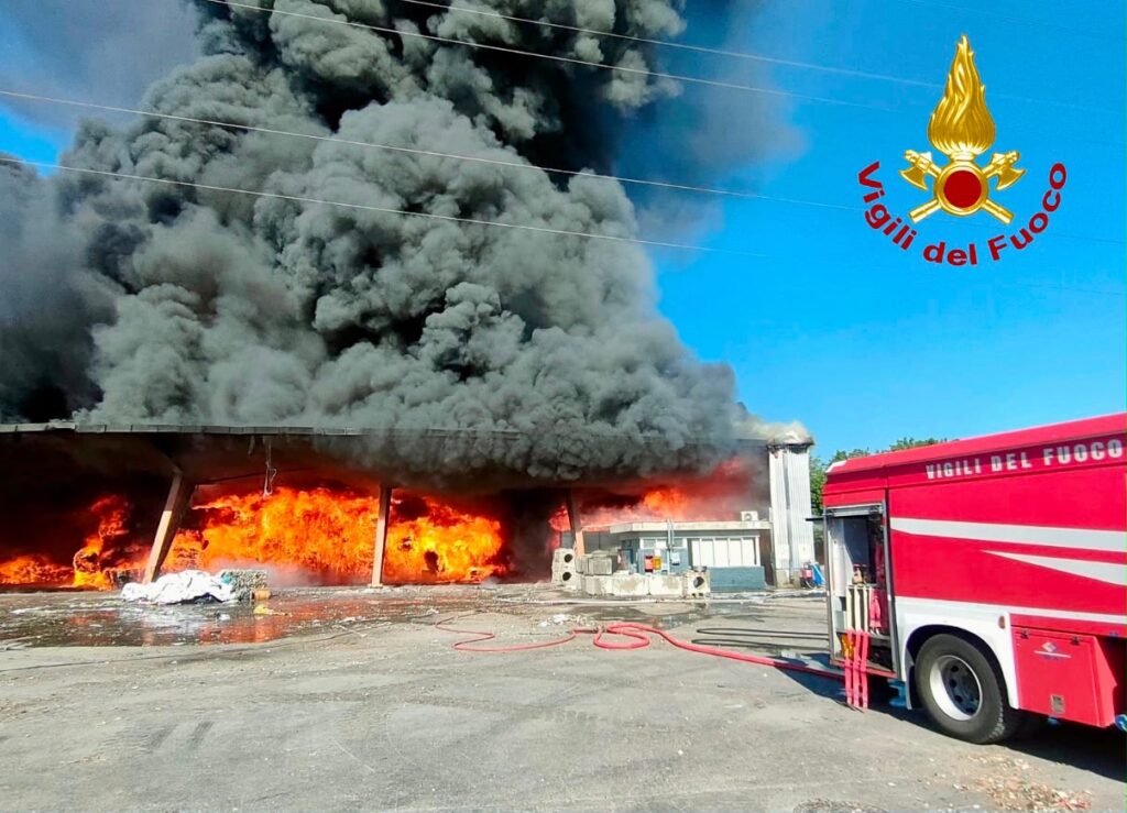 A fuoco un'azienda a Vicopisano: colonna di fumo visibile da chilometri. Evacuate aziende e scuole.