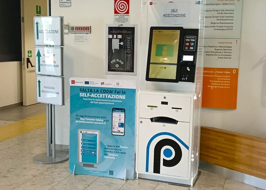 Accettazione di sé: Totem collocato all'ingresso dell'ospedale Santo Stefano