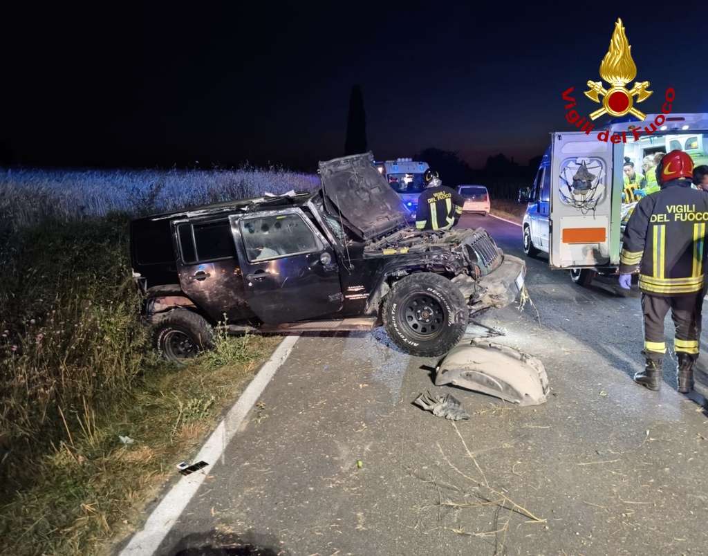 Auto esce di strada di notte, perde la vita un 29enne nel Senese.