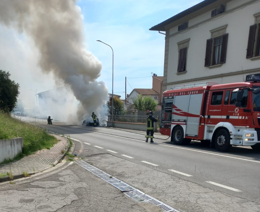 Auto in fiamme sulla strada provinciale tra Bassa e Fucecchio