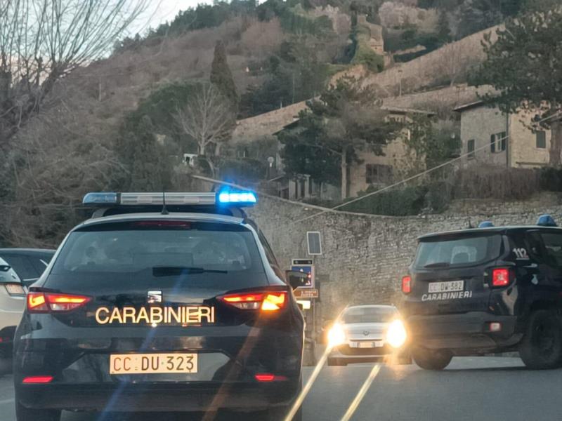 Cortona, un'anziana derubata con la 'tecnica dell’abbraccio': tre arresti