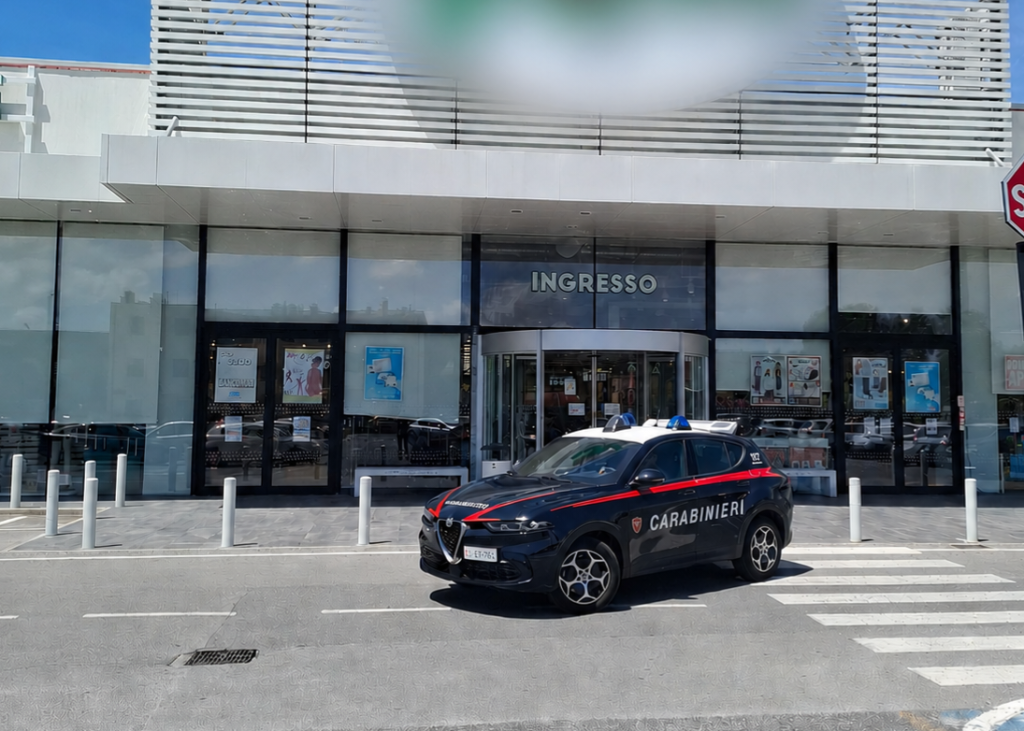 Furto in un negozio di abbigliamento: arrestato un 23enne a Lucca
