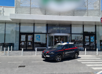 Furto in un negozio di abbigliamento: arrestato un 23enne a Lucca