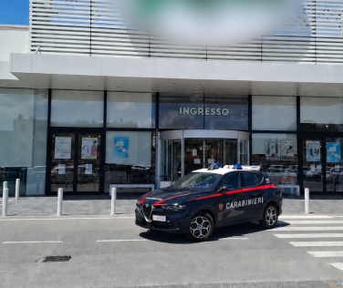 Furto in un negozio di abbigliamento: arrestato un 23enne a Lucca