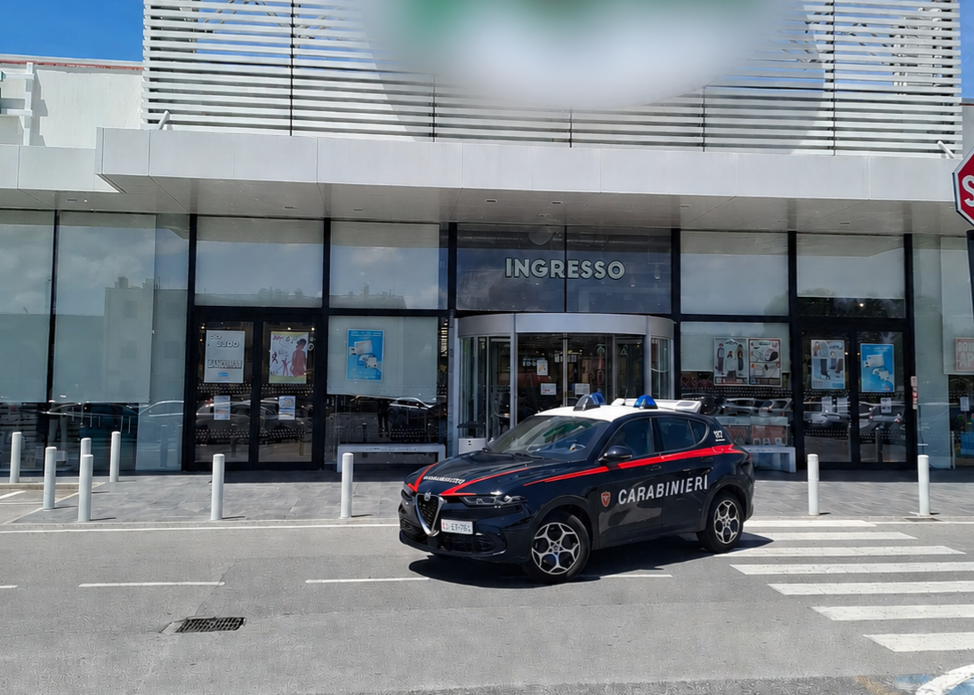 Furto in un negozio di abbigliamento: arrestato un 23enne a Lucca