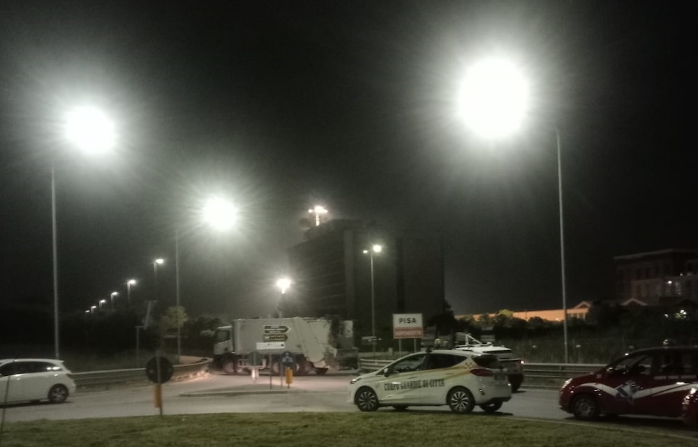 Furto notturno a Ospedaletto: rubati mezzi della raccolta rifiuti per assaltare un’orafa.