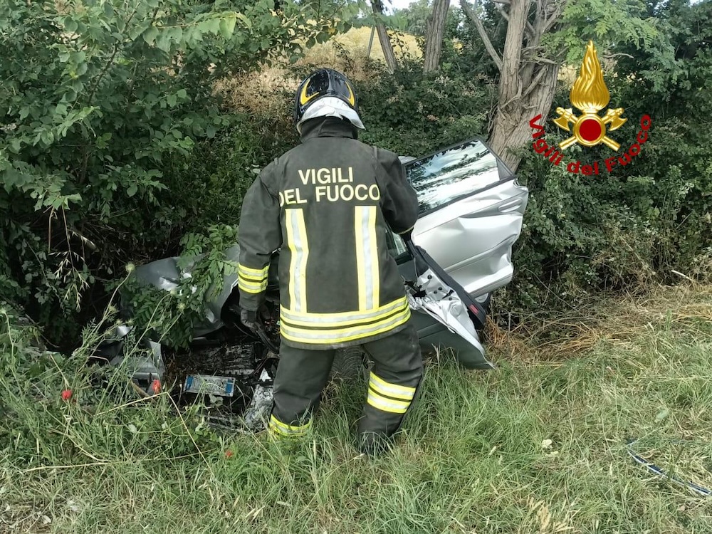 Grosseto, incidente stradale: muore una donna di 34 anni, salvata una bambina.