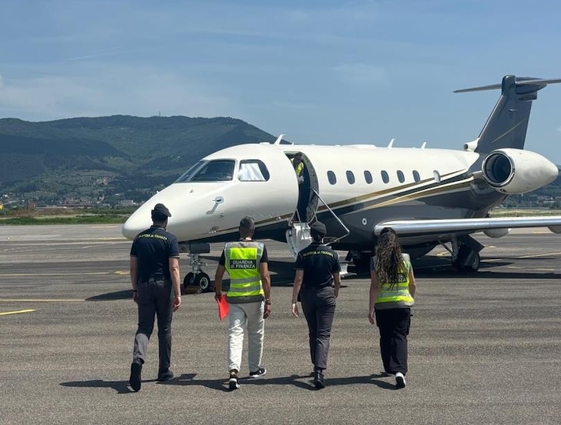 Firenze: scoperta evasione fiscale nel settore dei voli privati per oltre 4 milioni di euro