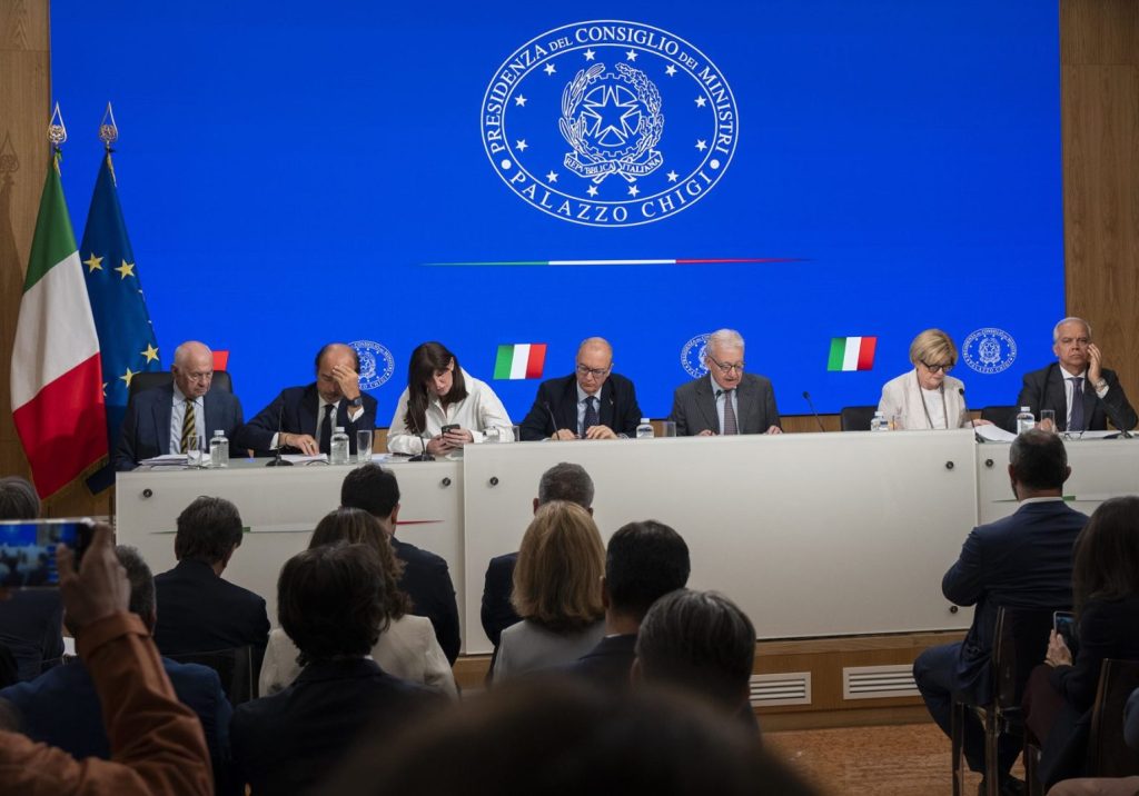 Il CDM Approva Due Decreti Legali sull'IA: Mantovano 'Italia Pioniera con una Normativa Nazionale Completa'