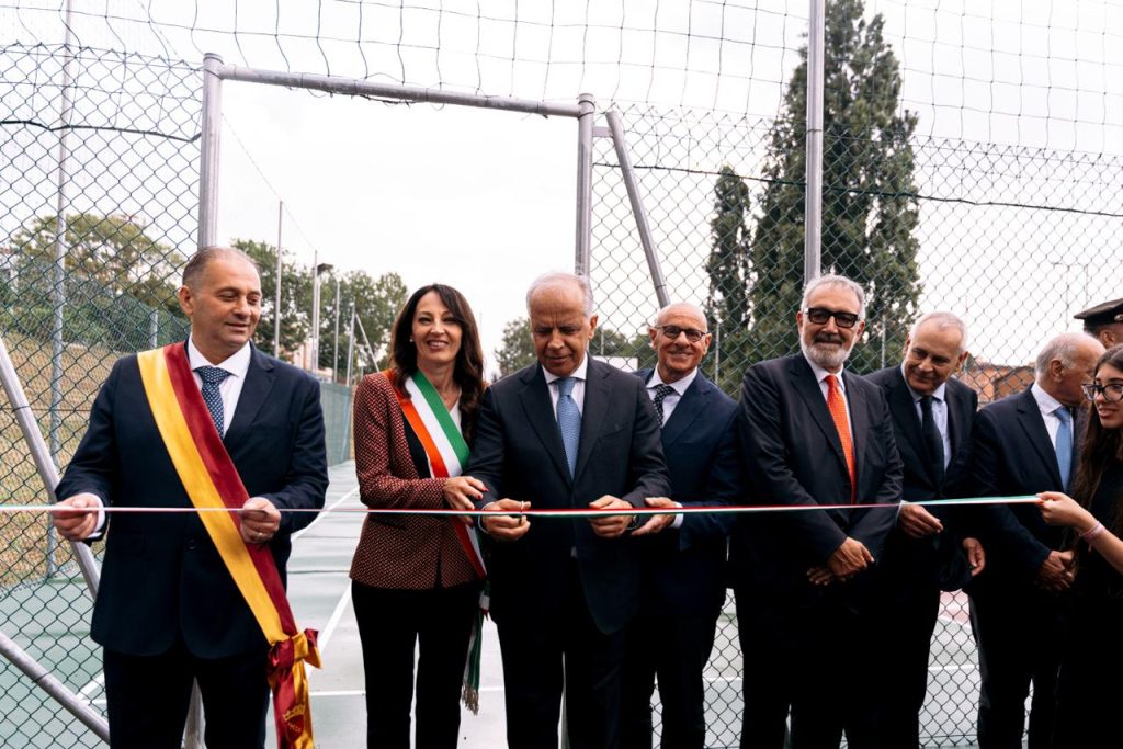 Il ministro Piantedosi inaugura un campo da basket a Tor Bella Monaca