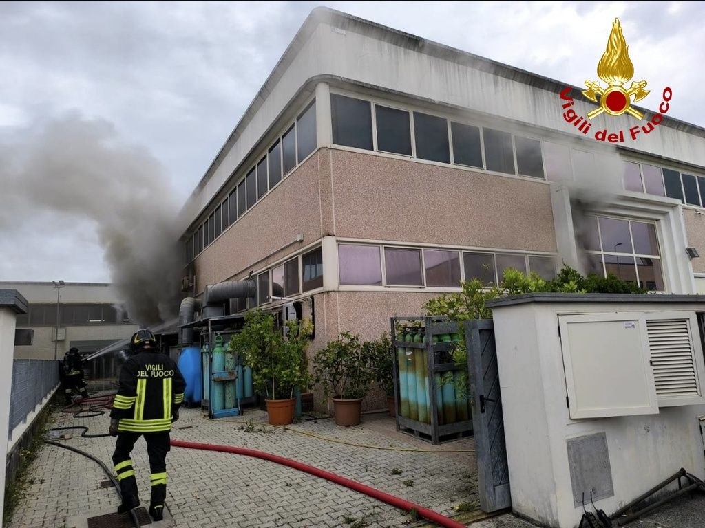 Incendio in un capannone a Monsummano Terme
