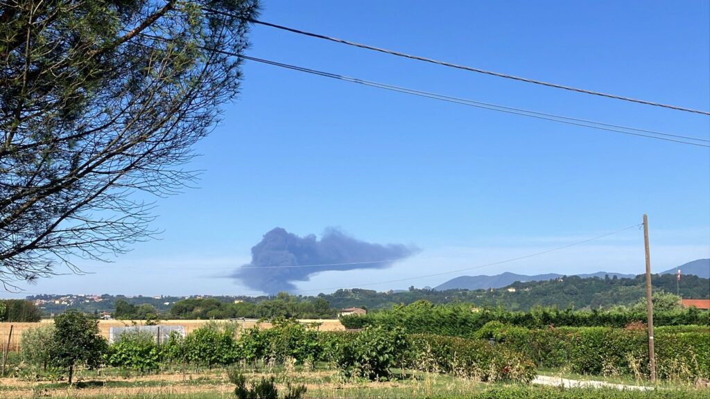 Incendio in un'azienda a Vicopisano, colonna di fumo nero visibile da chilometri di distanza.
